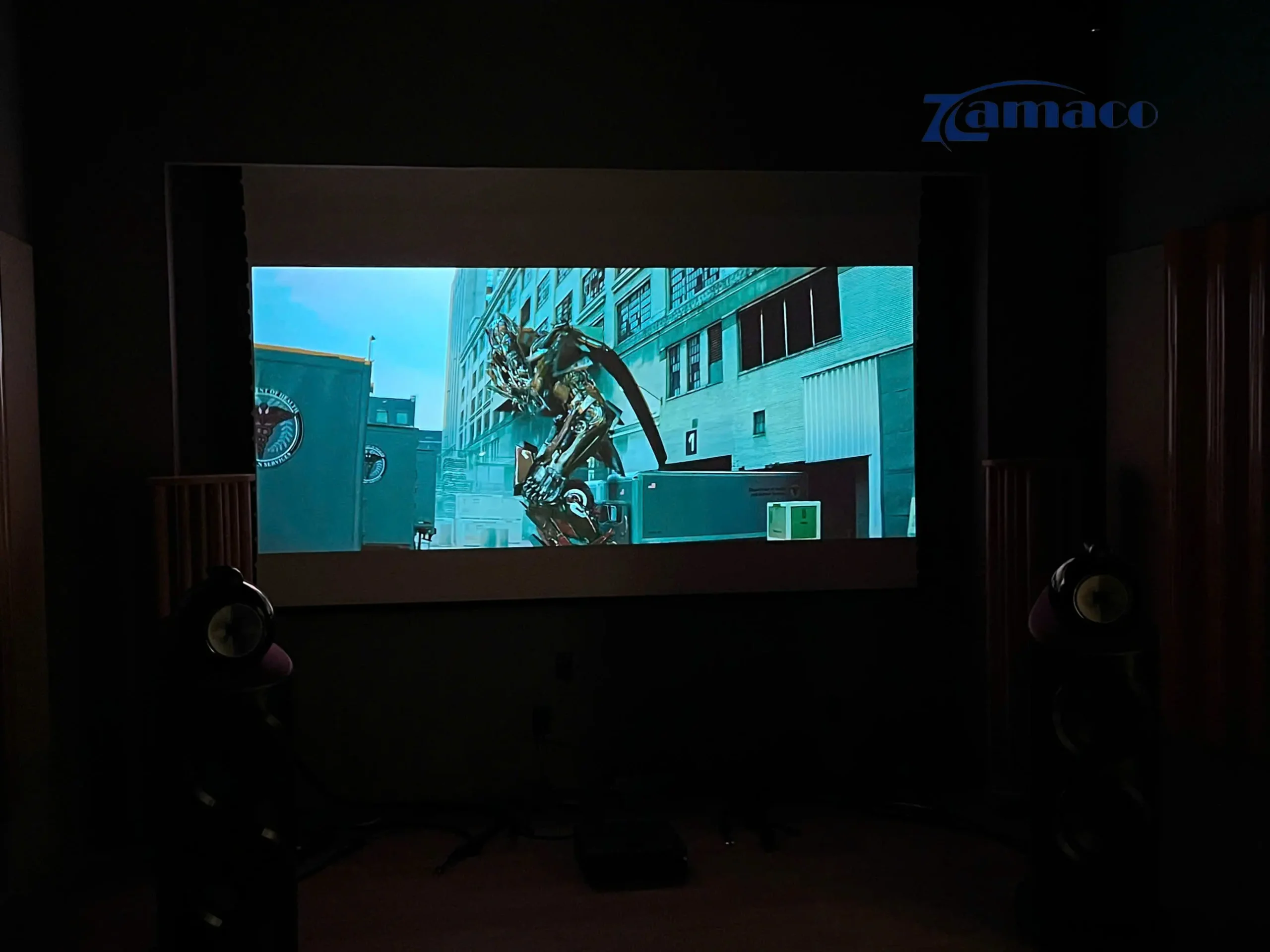 Hình ảnh trình chiếu sắc nét, độ sáng cao từ máy chiếu ViewSonic LX700 4K-RGB, đáp ứng nhu cầu xem phim và nhiều mục đích trải nghiệm khác tại showroom Đông Thành Hòa Phúc