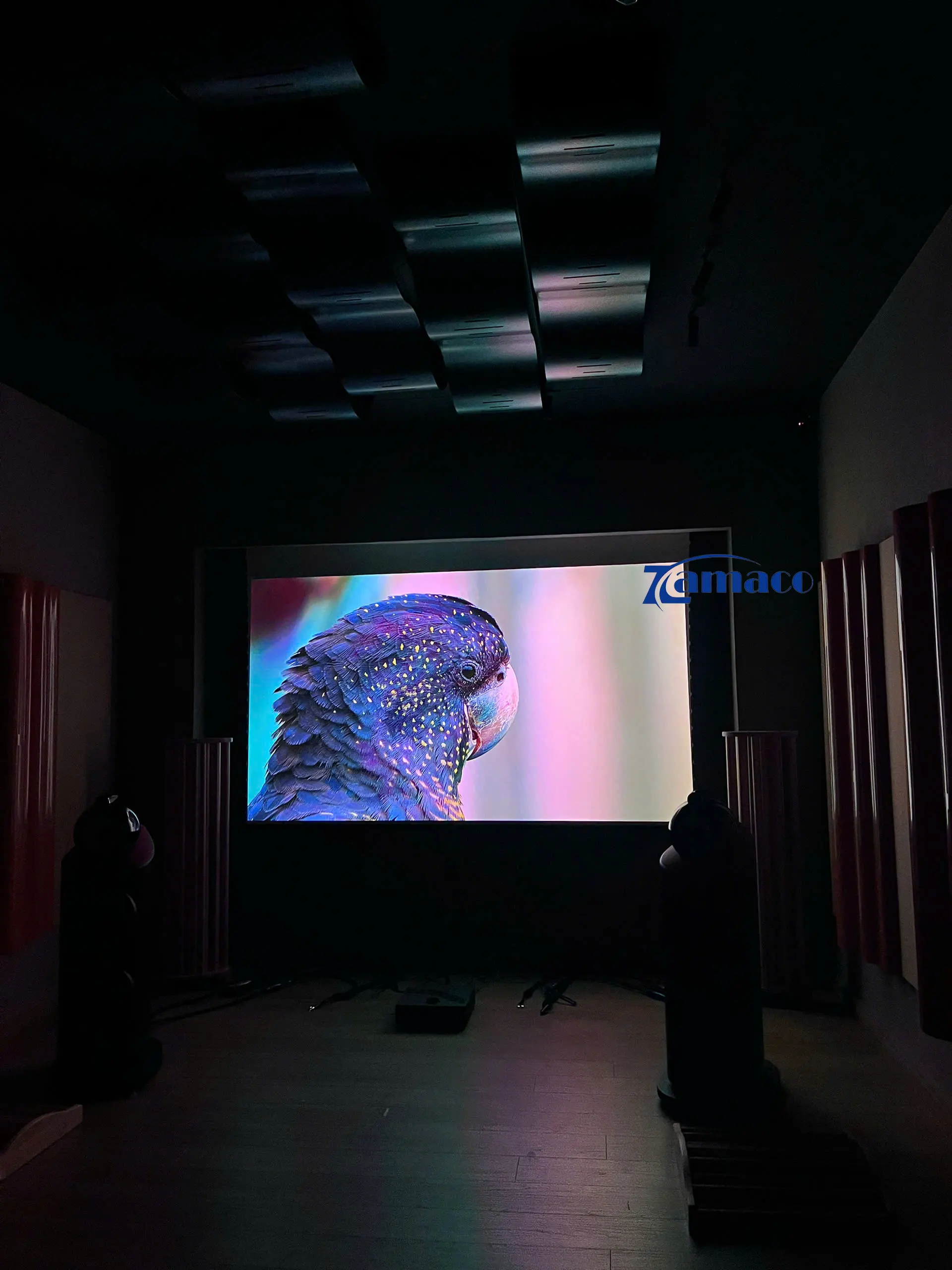 Hình ảnh trình chiếu sắc nét, sáng rõ trên màn chiếu VIVIDSTORM từ máy chiếu ViewSonic LX700 4K-RGB tại showroom Đông Thành Hòa Phúc