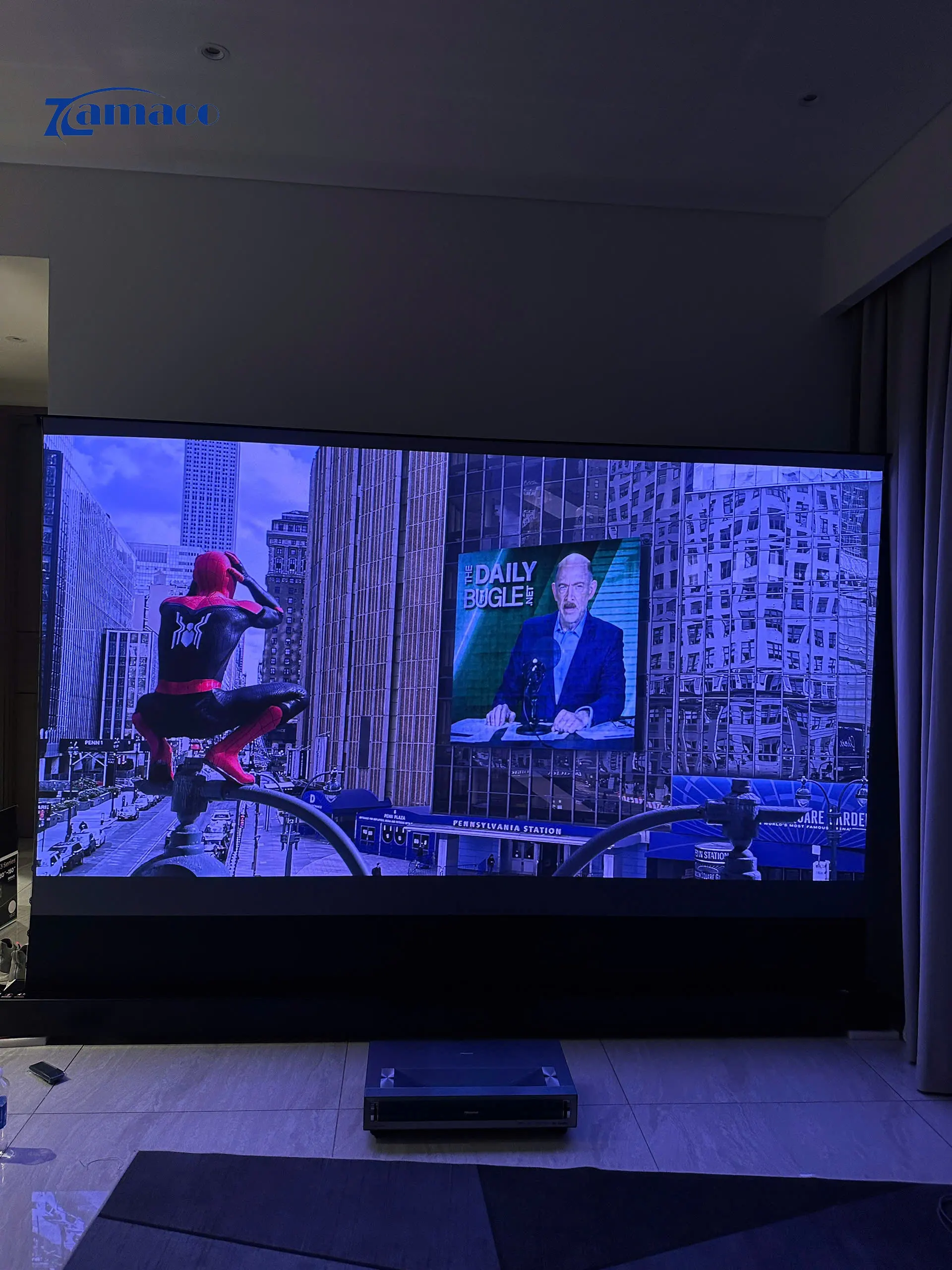 Máy chiếu siêu gần Hisense PX3 Pro 4K được đặt dưới sàn phía trước màn chiếu, chiếu hình ảnh lên màn để sàn Vividstorm VSDSTUST120H với độ sắc nét cao và màu sắc rõ ràng.