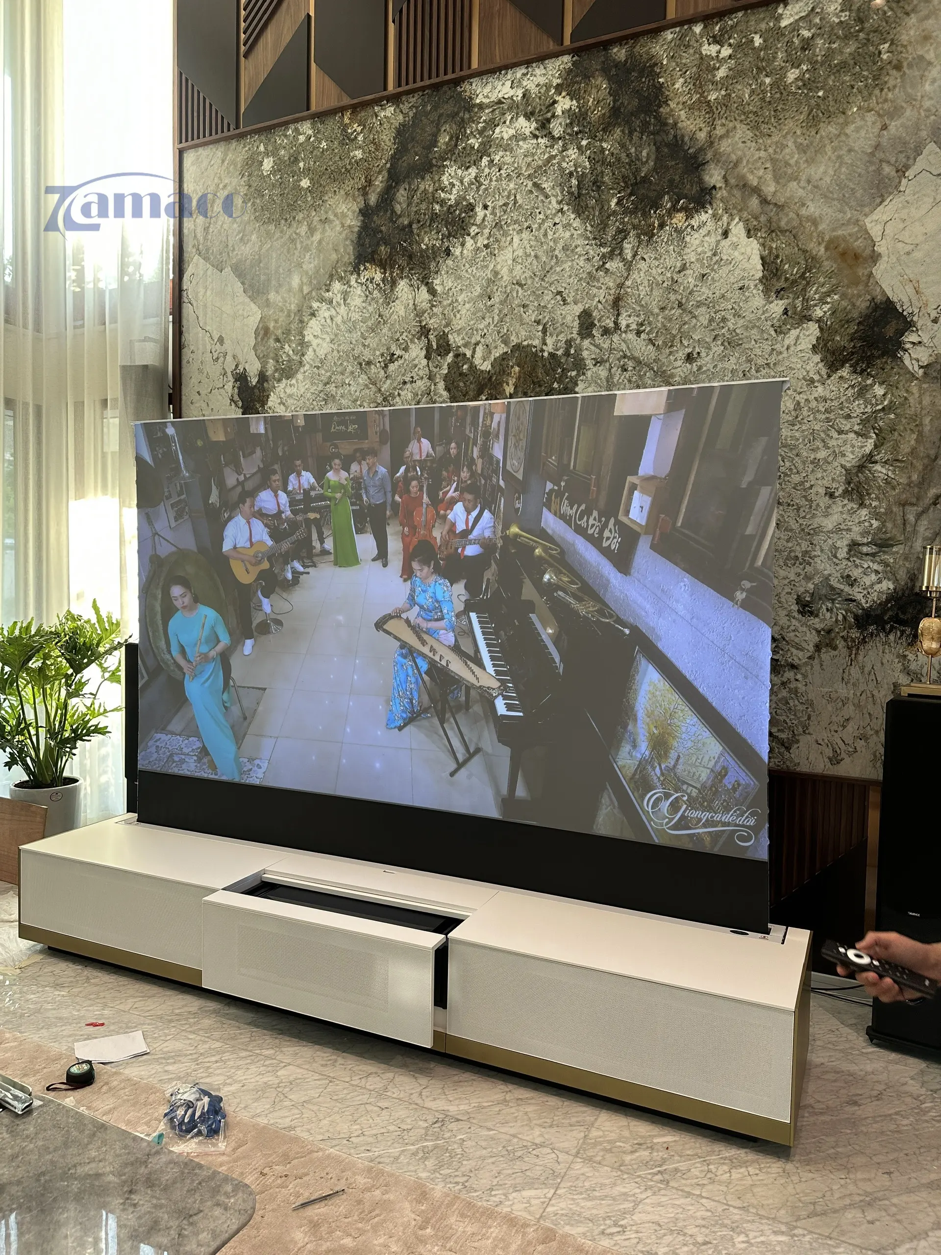 Không gian phòng khách hiện đại với hệ thống máy chiếu siêu gần Epson EH-LS800B tích hợp trong tủ TV Laser New York, kết hợp màn chiếu Vividstorm 120 inch tạo nên trải nghiệm giải trí sang trọng và tinh tế.