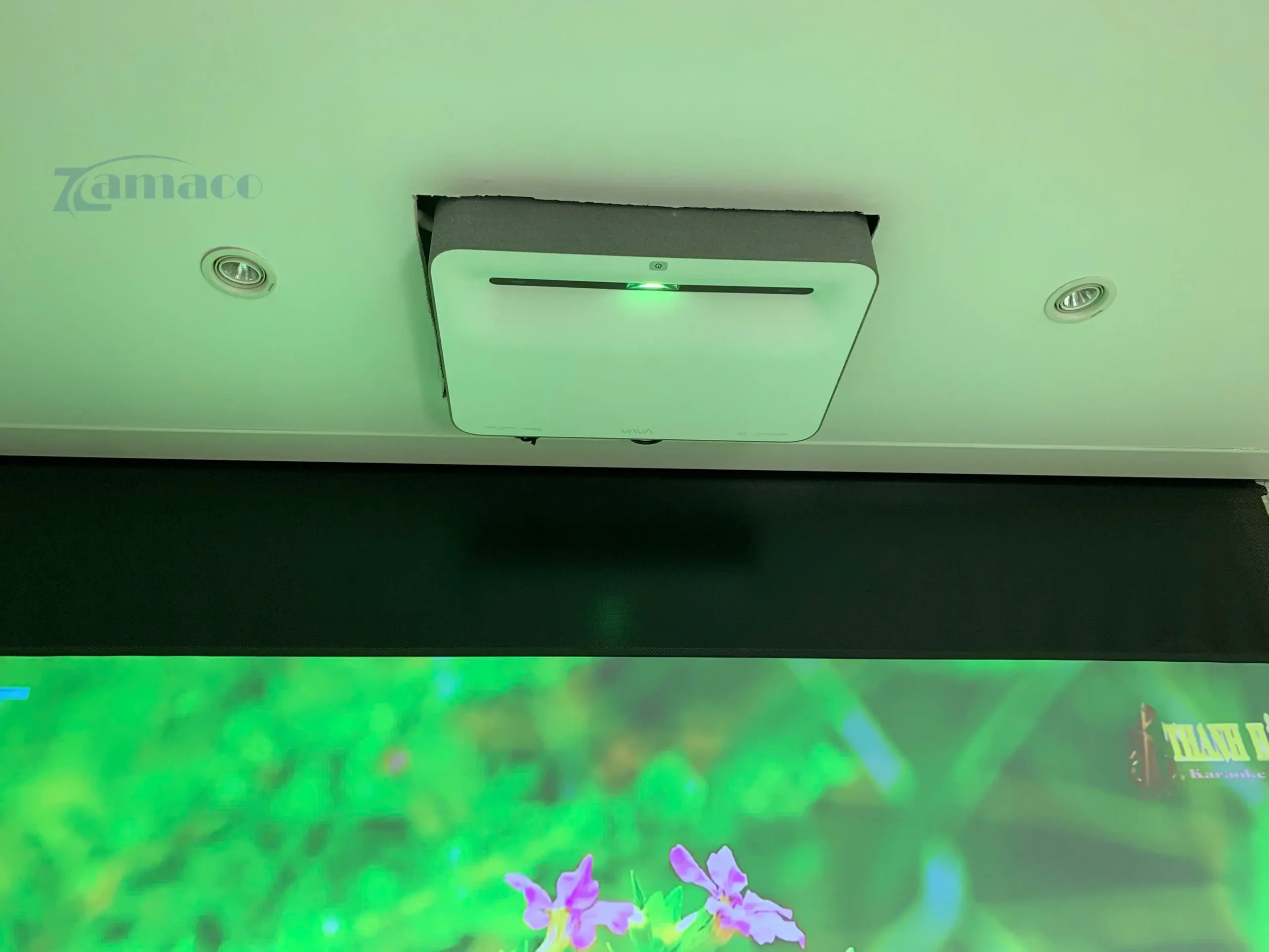 DỰ ÁN LẮP ĐẶT MÁY CHIẾU 4K LASER VAVA VA-LT002 VÀ MÀN CHIẾU ÂM TRẦN QUANG HỌC VIVIDSTORM VPCLALR100H 100 INCH Máy chiếu laser VAVA VA-LT002 được lắp đặt âm trần gọn gàng, trình chiếu hình ảnh sắc nét trên màn chiếu quang học trong không gian giải trí hiện đại.