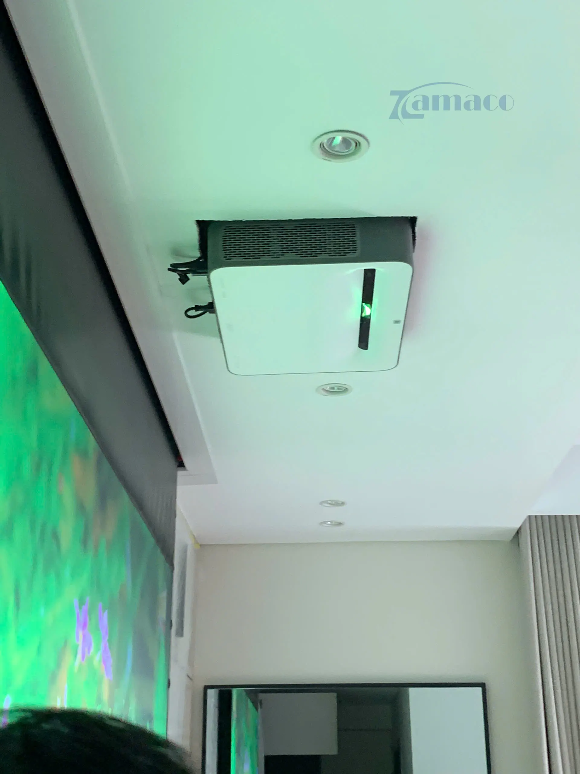 DỰ ÁN LẮP ĐẶT MÁY CHIẾU 4K LASER VAVA VA-LT002 VÀ MÀN CHIẾU ÂM TRẦN QUANG HỌC VIVIDSTORM VPCLALR100H 100 INCH Máy chiếu laser VAVA VA-LT002 được lắp đặt gọn gàng trên trần, kết hợp màn chiếu quang học âm trần tạo nên không gian giải trí hiện đại và tinh tế.