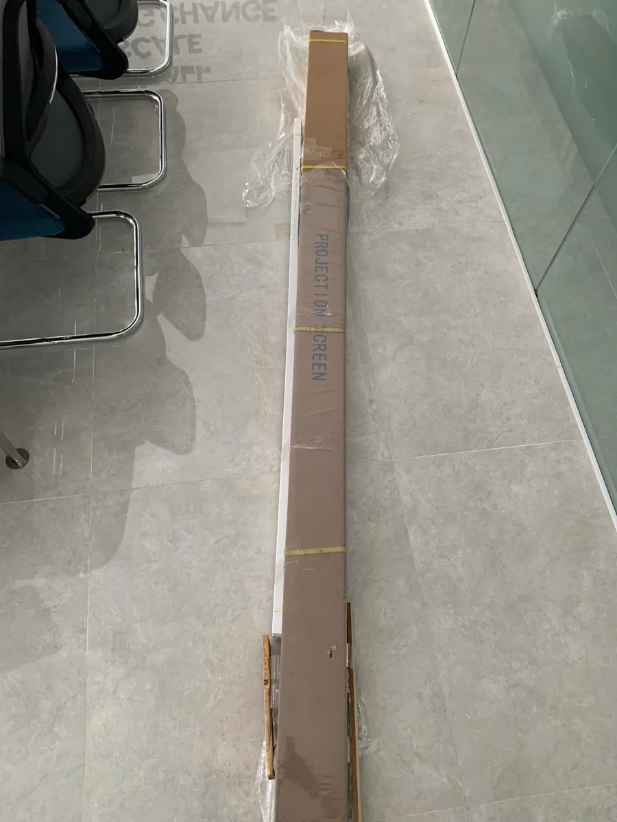 Dự án lắp đặt máy chiếu InFocus IN0046SL và màn chiếu điện Dalite 100 inch cho MB Bình Trưng Màn chiếu điện Dalite 100 inch tập kết tại công trình