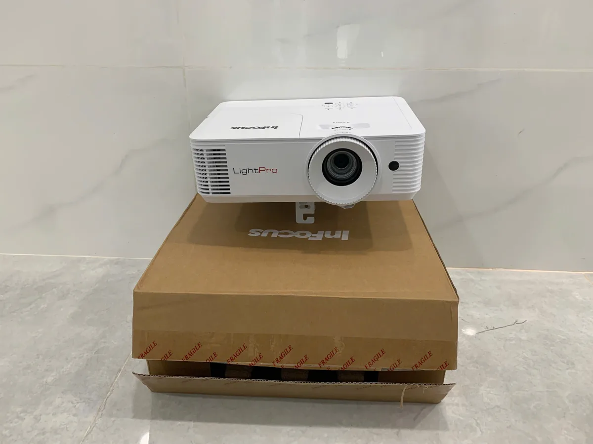 Dự án lắp đặt máy chiếu InFocus IN0046SL và màn chiếu điện Dalite 100 inch cho MB Bình Trưng Kiểm tra máy chiếu InFocus IN0046SL trước khi lắp