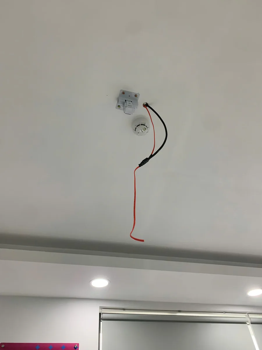 Dự án lắp đặt máy chiếu InFocus IN0046SL và màn chiếu điện Dalite 100 inch cho MB Bình Trưng Vị trí treo máy chiếu trên trần, đã chờ sẵn nguồn điện