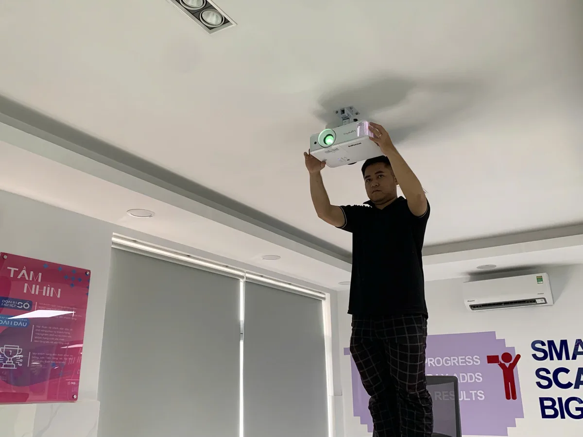 Dự án lắp đặt máy chiếu InFocus IN0046SL và màn chiếu điện Dalite 100 inch cho MB Bình Trưng Kỹ thuật Zamaco treo máy chiếu lên trần