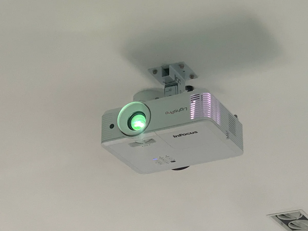 Dự án lắp đặt máy chiếu InFocus IN0046SL và màn chiếu điện Dalite 100 inch cho MB Bình Trưng Máy chiếu InFocus IN0046SL hoàn thiện trên trần