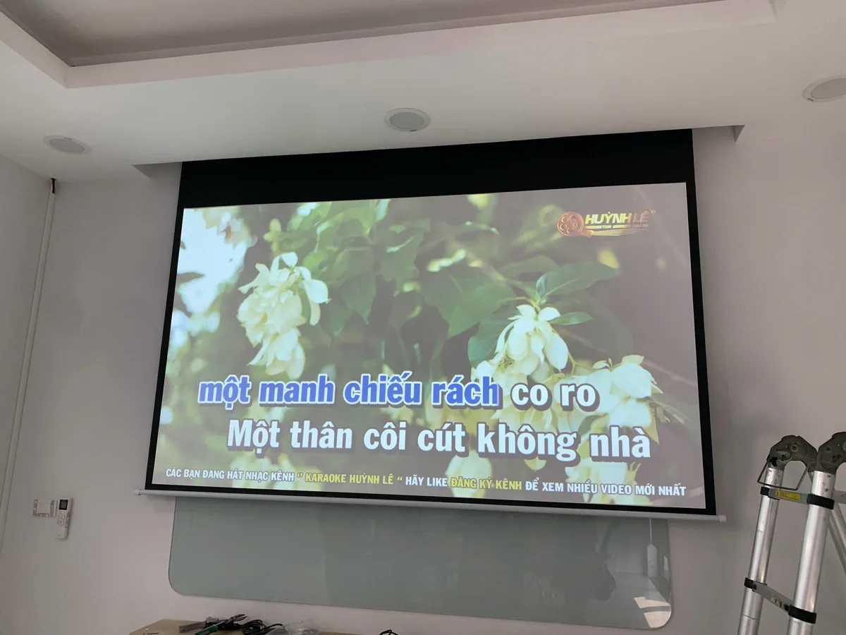 Dự án lắp đặt máy chiếu InFocus IN0046SL và màn chiếu điện Dalite 100 inch cho MB Bình Trưng Màn chiếu điện Dalite 100 inch 16:9 hoàn thiện