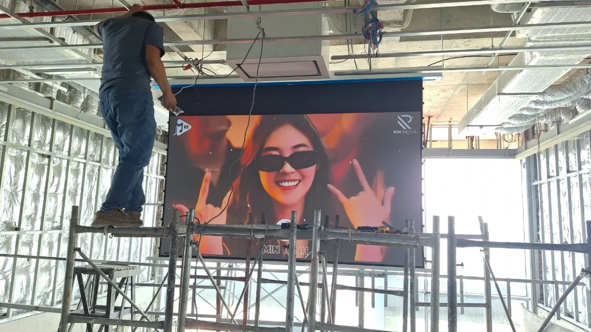 Màn chiếu quang học âm trần Dalite CM-809EST-CBSP tab-tension 80 inch 16:9 Chạy thử hình ảnh trên màn chiếu quang học âm trần Dalite CM-809EST-CBSP