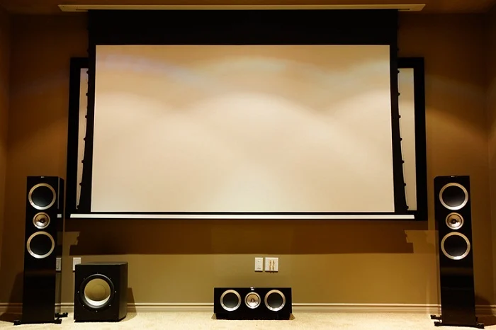 Màn chiếu âm trần Dalite CM-809EST tab-tension 80 inch 16:9 Phòng home theater với màn chiếu tab-tension Dalite CM-809EST và dàn loa