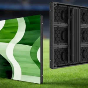 Mặt trước và mặt sau cabinet QSTECH SP47 trên sân cỏ