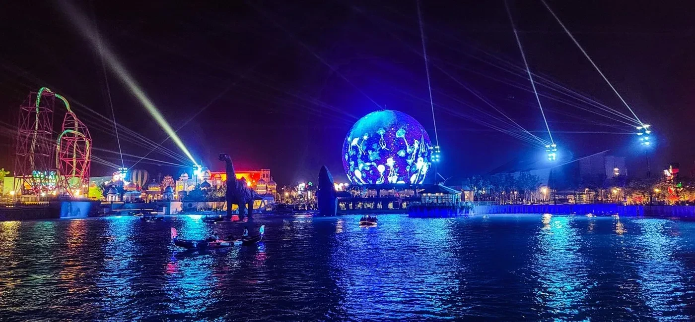 Màn hình LED hình cầu Unilumin U-Sphere ngoài trời ven sông về đêm