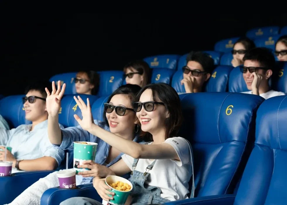 Khán giả đeo kính 3D xem phim trên màn hình LED Unilumin UCINE Khán giả đeo kính 3D xem phim trên màn hình LED Unilumin UCINE