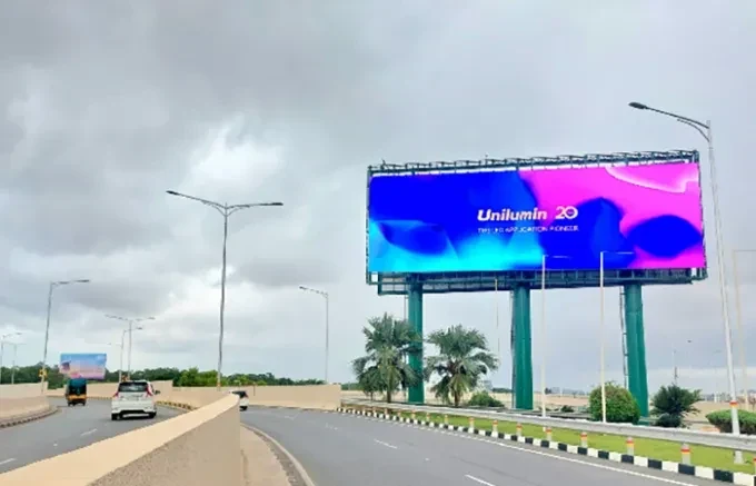Billboard LED ngoài trời Unilumin Usurface III Pro bên đường cao tốc Billboard LED ngoài trời Unilumin Usurface III Pro bên đường cao tốc