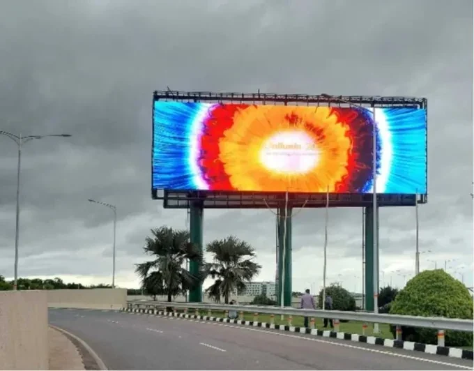 Biển quảng cáo LED Unilumin UsurfaceX trên cột cao bên đường